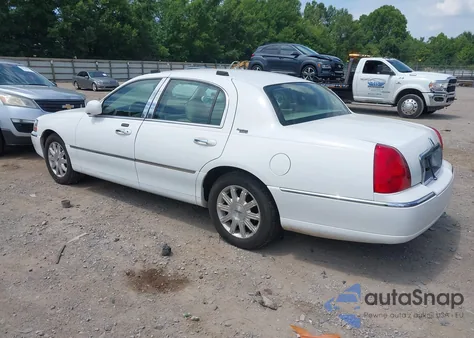 2009 Lincoln Town Car Signature Limited from USA, damaged, VIN 2LNHM82V79X631577